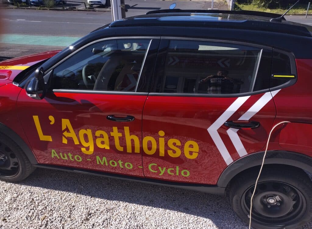 Voiture de l'auto-école L'Agathoise en charge